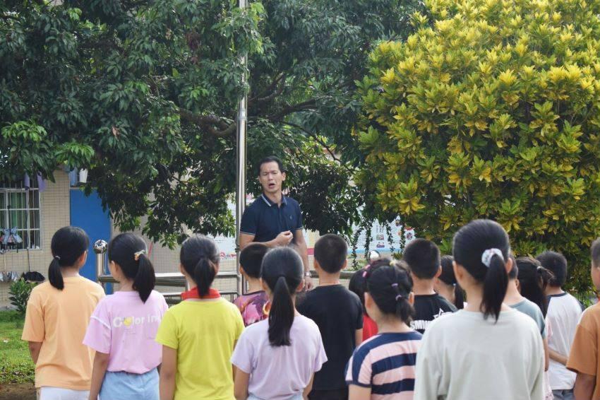 闪亮派对上的女孩